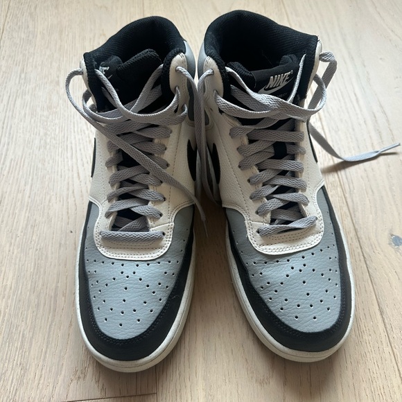 Nike Men's Black and Gray Sneakers - Picture 2 of 3